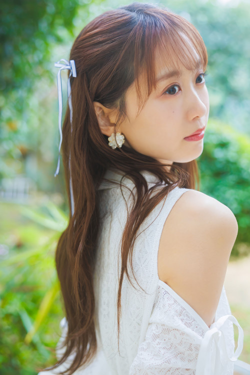 Read more about the article Yu Serizawa 芹澤優, デジタルPHOTOBOOK [bloom] Set.01