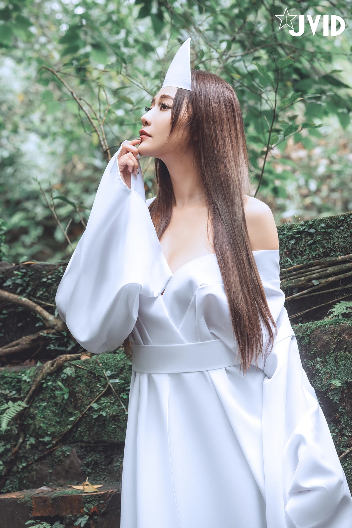 JVID Lele 樂樂 – E奶上空無遮【痴女幽霊△鬼姬杯】來去鄉下住一晚，出差沒想到卻…撞鬼了。 Set.01